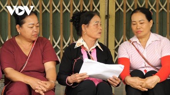 Người có uy tín đưa thông tin bầu cử đến từng bản làng