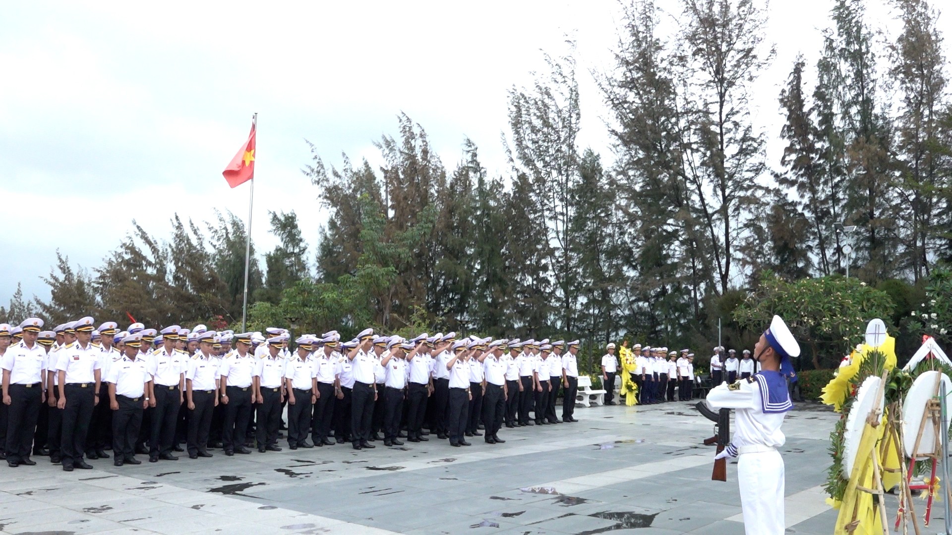 Dâng hương tưởng niệm các anh hùng liệt sĩ Gạc Ma Dâng hương tưởng niệm các anh hùng liệt sĩ Gạc Ma