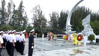dang huong tuong niem cac anh hung liet si gac ma