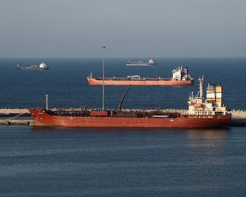 Tin quốc tế ngày 15/3: Giá dầu vượt ngưỡng 100 USD/thùng, hoạt động hàng không tại UAE từng bước khôi phục ổn định