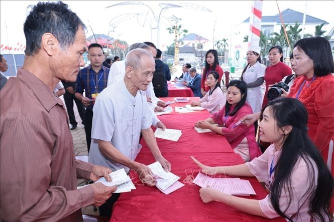 Những cử tri xã đảo Minh Châu (Hà Nội) đầu tiên của xã nhận phiếu bầu cử. Ảnh: Trần Việt/TTXVN