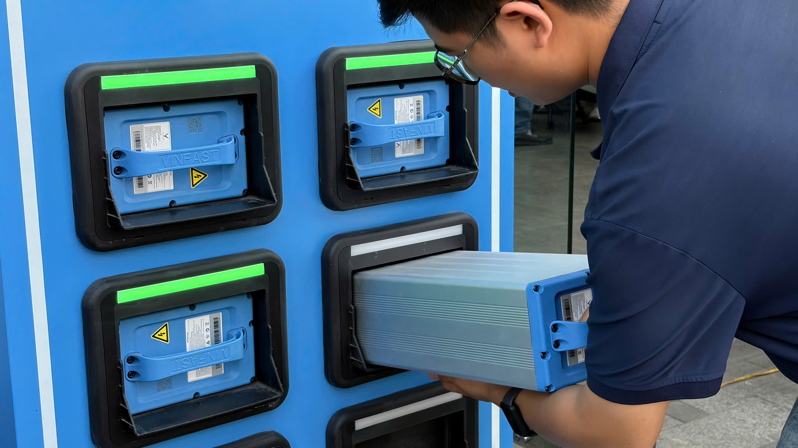 Thao tác đổi pin dễ dàng, tiện lợi. Thao tác đổi pin dễ dàng, tiện lợi.