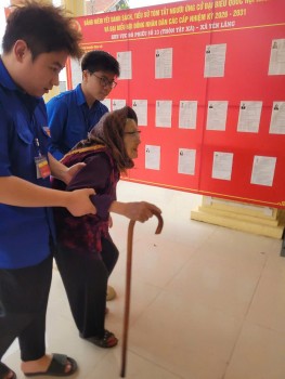 Cảm động hình ảnh những cử tri tuổi “xưa nay hiếm” chống gậy đi bầu cử ở Yên Lãng (Hà Nội)