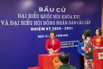 ts phan bich thien tu chau au tro ve nuoc tham gia ngay hoi cua non song