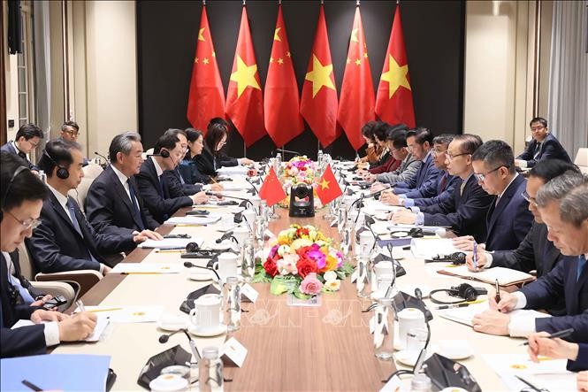 Bộ trưởng Bộ Ngoại giao Lê Hoài Trung trao đổi chiến lược với Bộ trưởng Bộ Ngoại giao Trung Quốc Vương Nghị. Ảnh: An Đăng/TTXVN