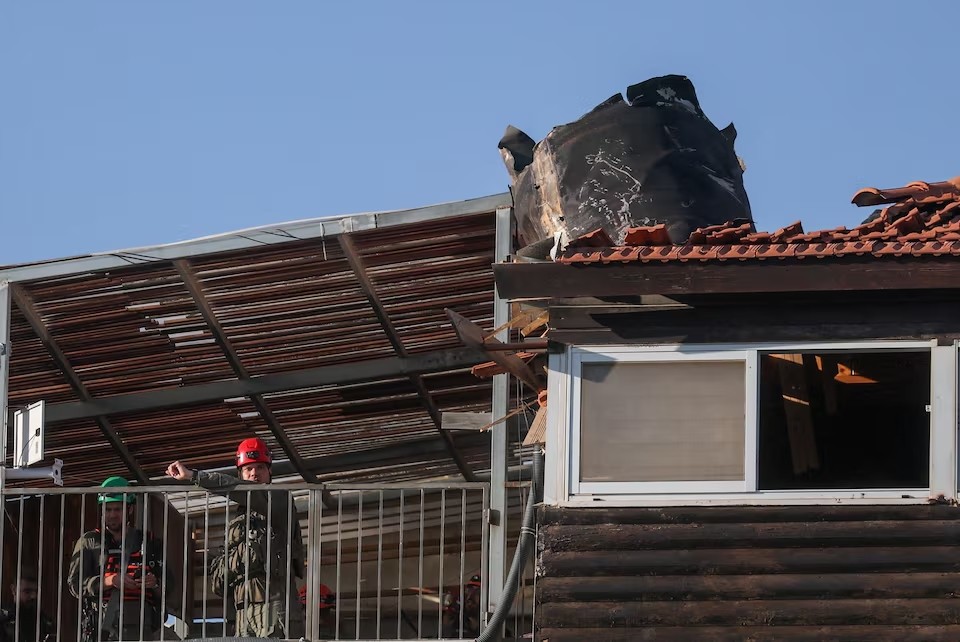 Nhân viên cứu hộ tại hiện trường nơi một phần tên lửa Iran rơi xuống ở Đông Jerusalem, ngày 16/3/2026, trong bối cảnh xung đột giữa Mỹ, Israel và Iran. Ảnh: Reuters. Nhân viên cứu hộ tại hiện trường nơi một phần tên lửa Iran rơi xuống ở Đông Jerusalem, ngày 16/3/2026, trong bối cảnh xung đột giữa Mỹ, Israel và Iran. Ảnh: Reuters.