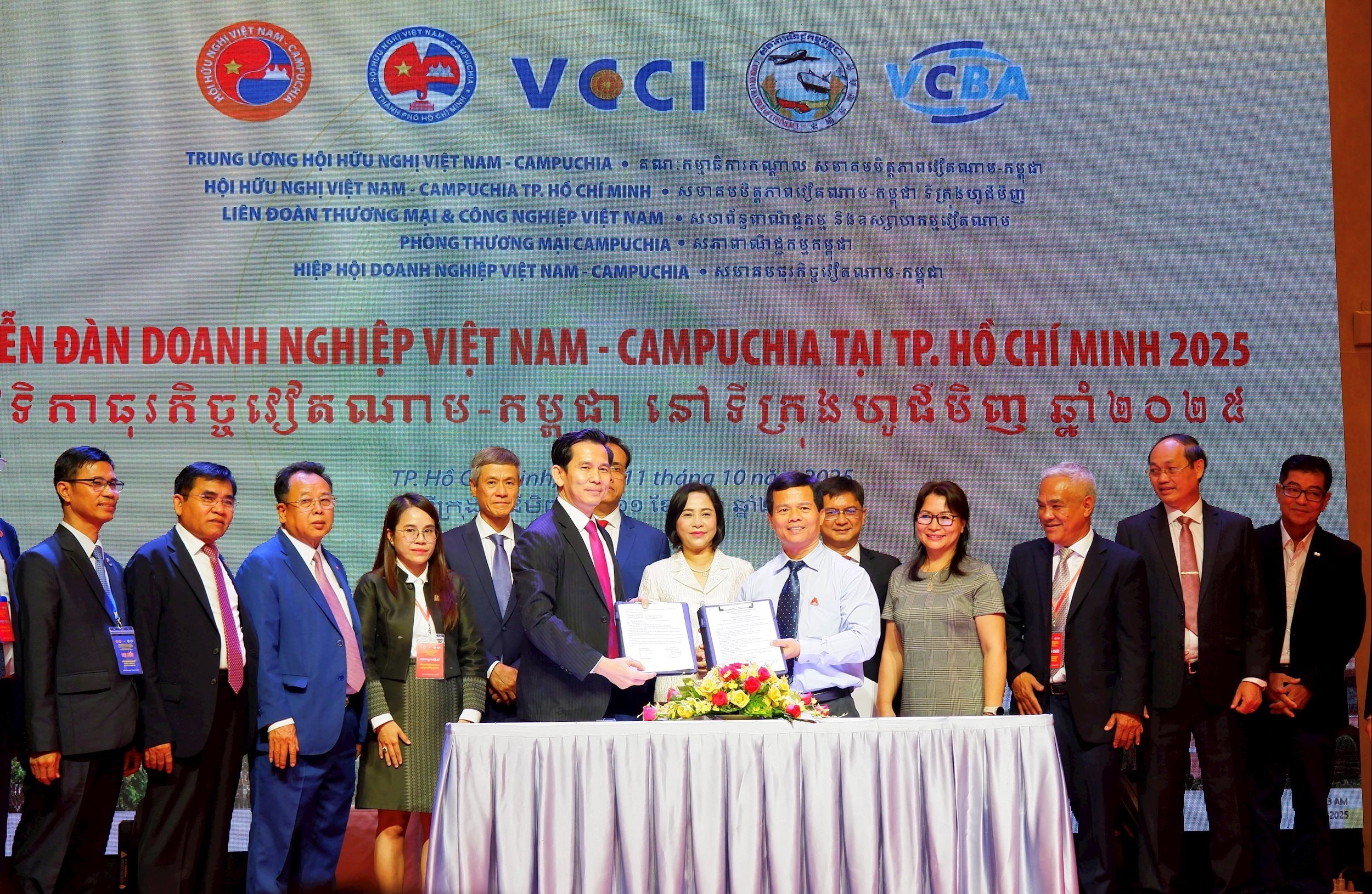 Lễ ký kết Biên bản ghi nhớ hợp tác giữa doanh nghiệp Việt Nam và doanh nghiệp Campuchia tại Diễn đàn. Lễ ký kết Biên bản ghi nhớ hợp tác giữa doanh nghiệp Việt Nam và doanh nghiệp Campuchia tại Diễn đàn.
