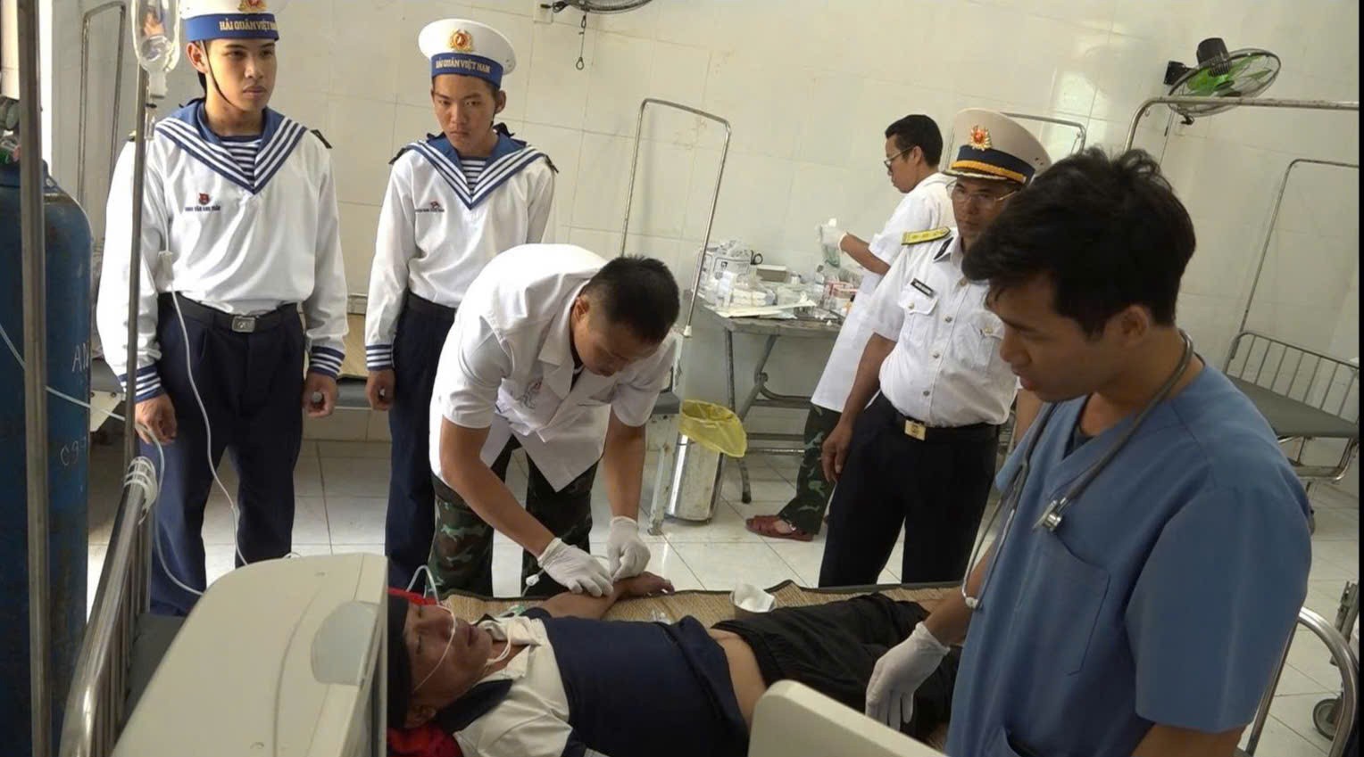 Bệnh xá đảo Song Tử Tây, đặc khu Trường Sa cấp cứu kịp thời ngư dân bị giảm áp do lặn sâu Bệnh xá đảo Song Tử Tây, đặc khu Trường Sa cấp cứu kịp thời ngư dân bị giảm áp do lặn sâu