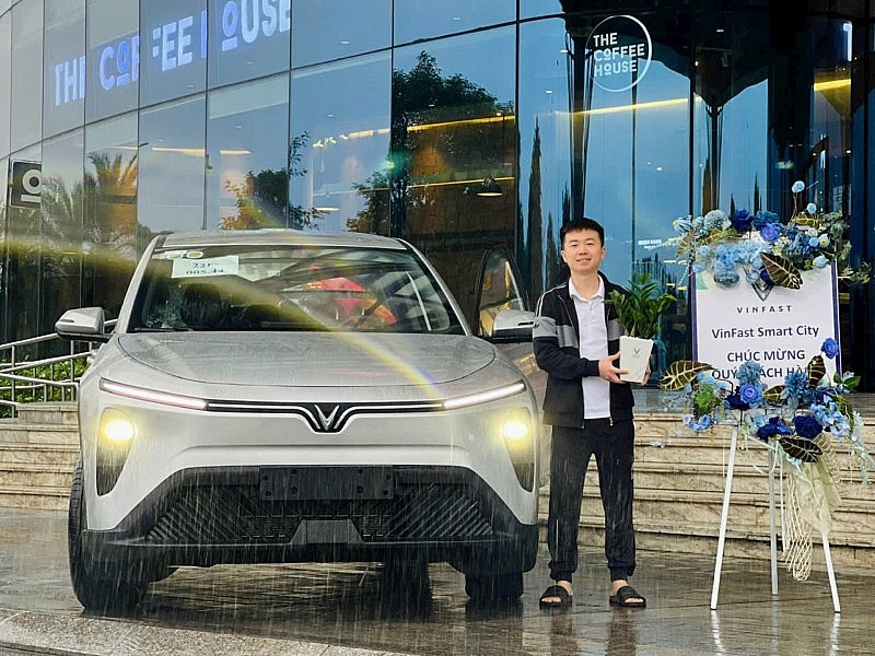 Bỏ xe xăng sang Limo Green, tài xế công nghệ tiết kiệm 120 triệu đồng mỗi năm