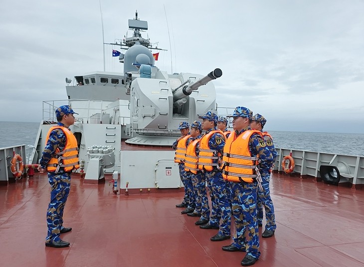 Kíp tàu 016 - Quang Trung quán triệt nhiệm vụ trước giờ thả neo. (Ảnh: Báo Tuổi trẻ) 