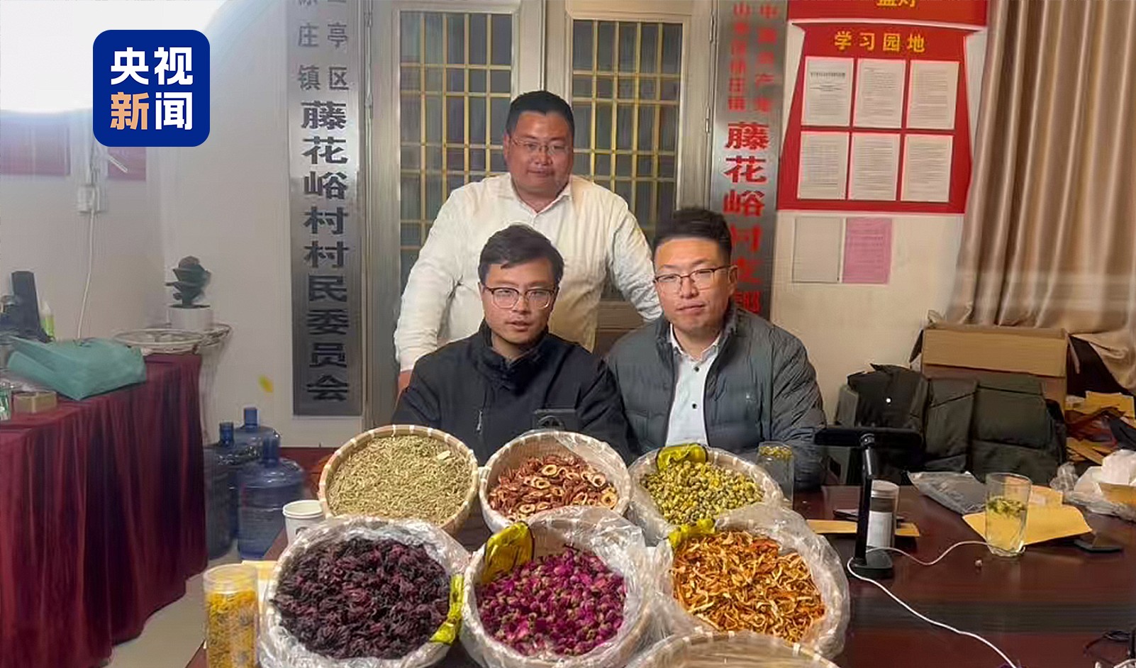 Bí thư Chi bộ thôn thế hệ 10X và hành trình làm thay đổi một ngôi làng Bí thư Chi bộ thôn thế hệ 10X và hành trình làm thay đổi một ngôi làng