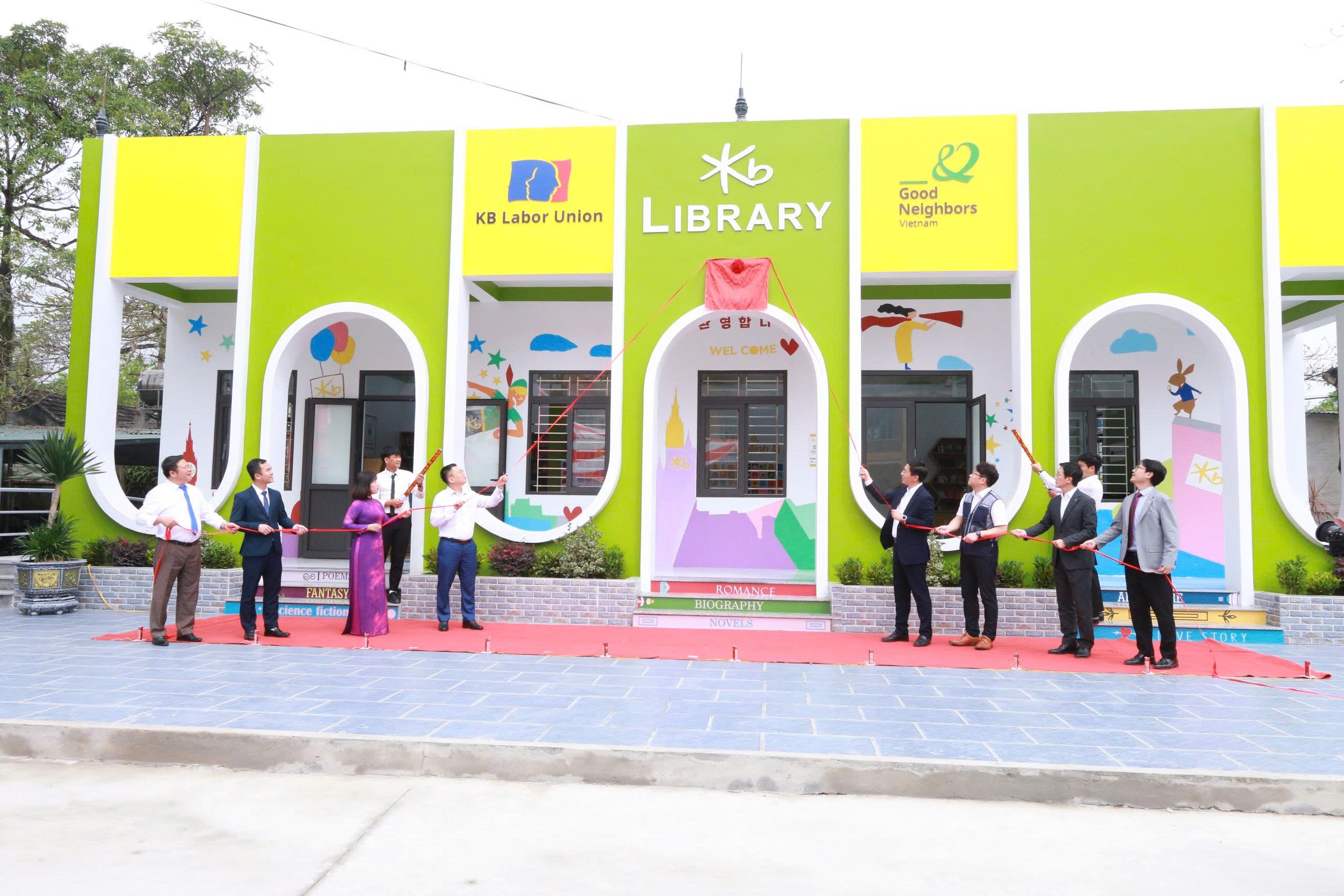 Khánh thành và bàn giao thư viện KB tại trường THCS Đại Phú (Tuyên Quang)