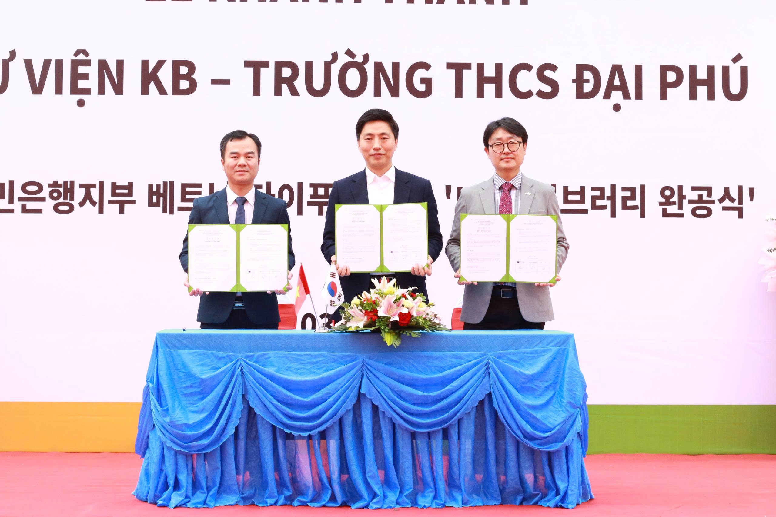 Khánh thành và bàn giao thư viện KB tại trường THCS Đại Phú (Tuyên Quang)