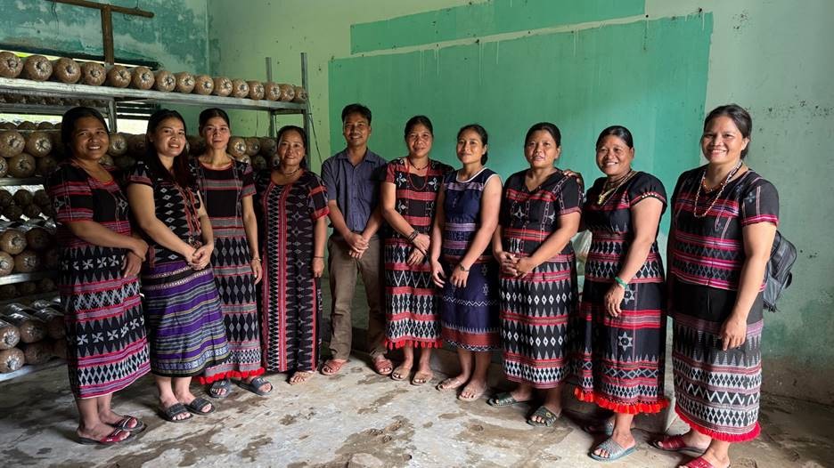 Chị Do và những thành viên khác trong cộng đồng sinh kế trồng nấm tại xã Bến Giằng, thành phố Đà Nẵng. (Ảnh: WVIV) Chị Do và những thành viên khác trong cộng đồng sinh kế trồng nấm tại xã Bến Giằng, thành phố Đà Nẵng. (Ảnh: WVIV)