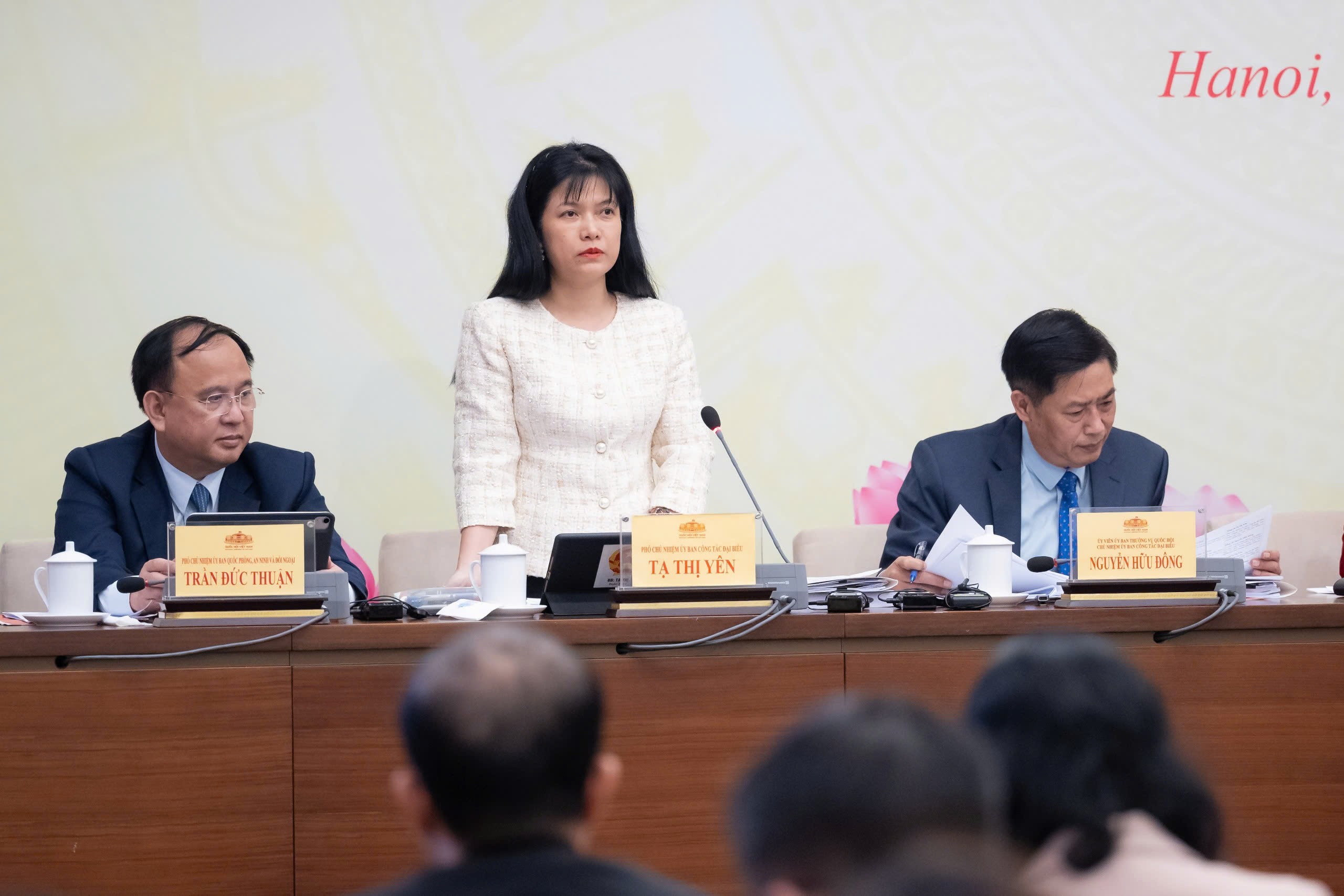 Phó Chủ nhiệm Ủy ban Công tác đại biểu Tạ Thị Yên trả lời câu hỏi của phóng viên các cơ quan thông tấn, báo chí.