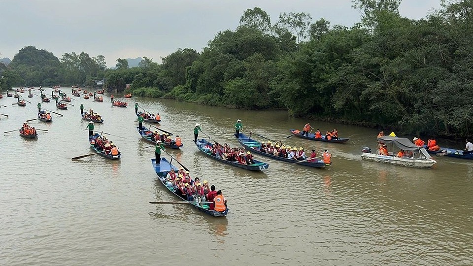Gần 400 đại biểu, Đại sứ tham gia “Du xuân hữu nghị 2026” tại chùa Hương