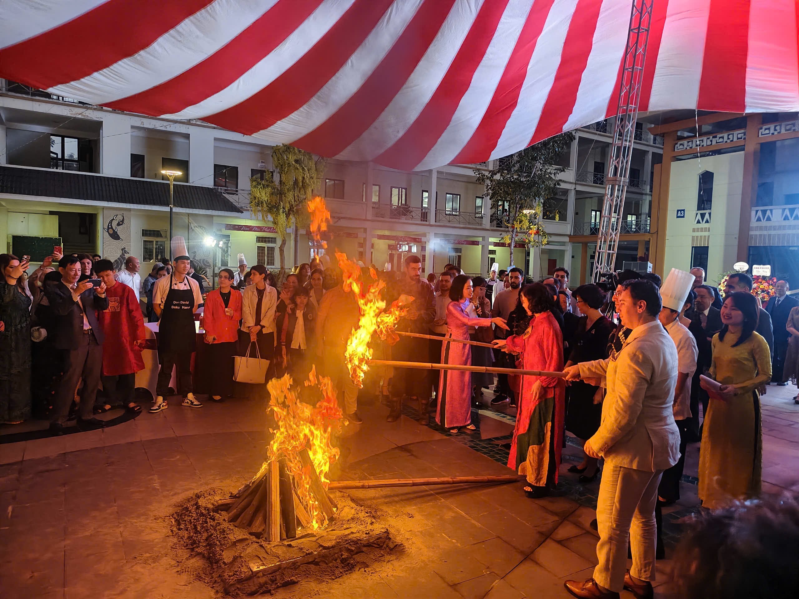 Độc đáo Tết Novruz giữa lòng Hà Nội: Đập trứng, nhảy lửa... đón năm mới Độc đáo Tết Novruz giữa lòng Hà Nội: Đập trứng, nhảy lửa... đón năm mới