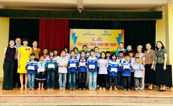 Gia đình kiều bào Hungary trao 20 suất học bổng cho học sinh Nghệ An