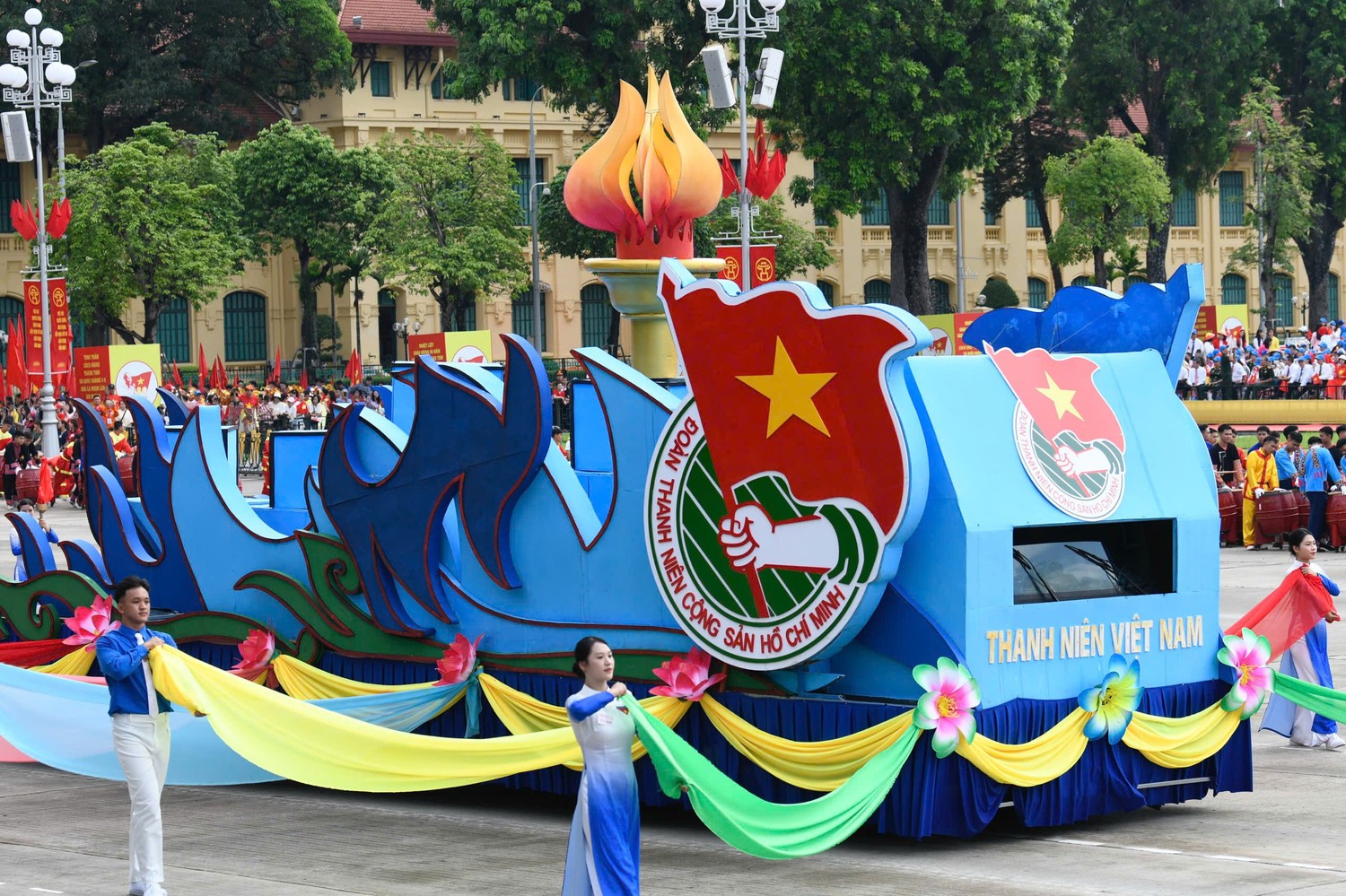 Dưới ngọn cờ vẻ vang của Đảng, được Bác Hồ kính yêu và các thế hệ cách mạng dìu dắt, tuổi trẻ nước ta đã viết nên nhiều trang sử đẹp bằng lý tưởng cao cả, tinh thần yêu nước và khát vọng cống hiến. (Ảnh: Báo Chính phủ) Dưới ngọn cờ vẻ vang của Đảng, được Bác Hồ kính yêu và các thế hệ cách mạng dìu dắt, tuổi trẻ nước ta đã viết nên nhiều trang sử đẹp bằng lý tưởng cao cả, tinh thần yêu nước và khát vọng cống hiến. (Ảnh: Báo Chính phủ)