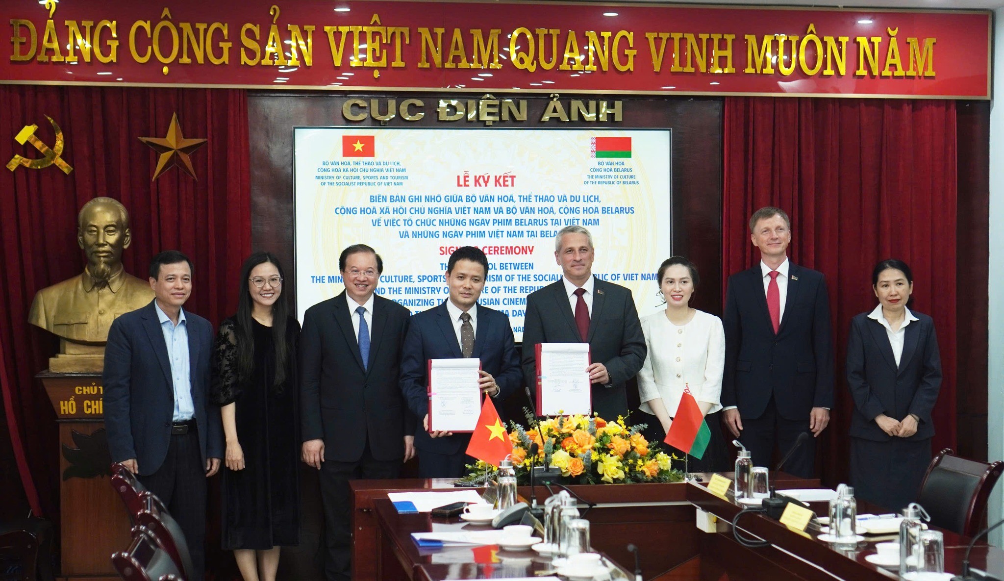 Ký kết Bản ghi nhớ hợp tác trong lĩnh vực điện ảnh giữa Việt Nam và Belarus. (Ảnh: Bộ Văn hóa, Thể thao và Du lịch)