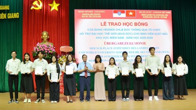 Trao 77 học bổng bang Hessen cho sinh viên khó khăn tại An Giang
