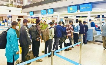 ho tro gia han tam tru cho nguoi nuoc ngoai khong the ve nuoc do anh huong chien tranh