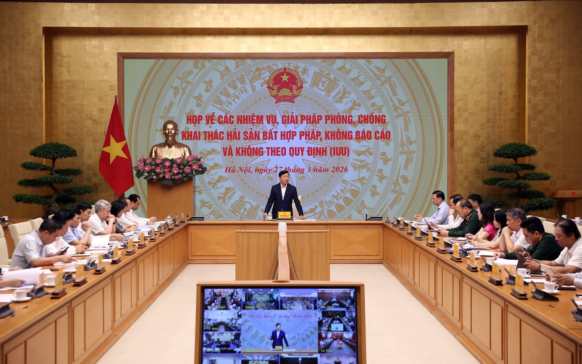 Phó Thủ tướng Trần Hồng Hà chủ trì cuộc họp về các nhiệm vụ, giải pháp, phòng, chống khai thác hải sản bất hợp pháp, không báo cáo và không theo quy định - Ảnh: VGP/