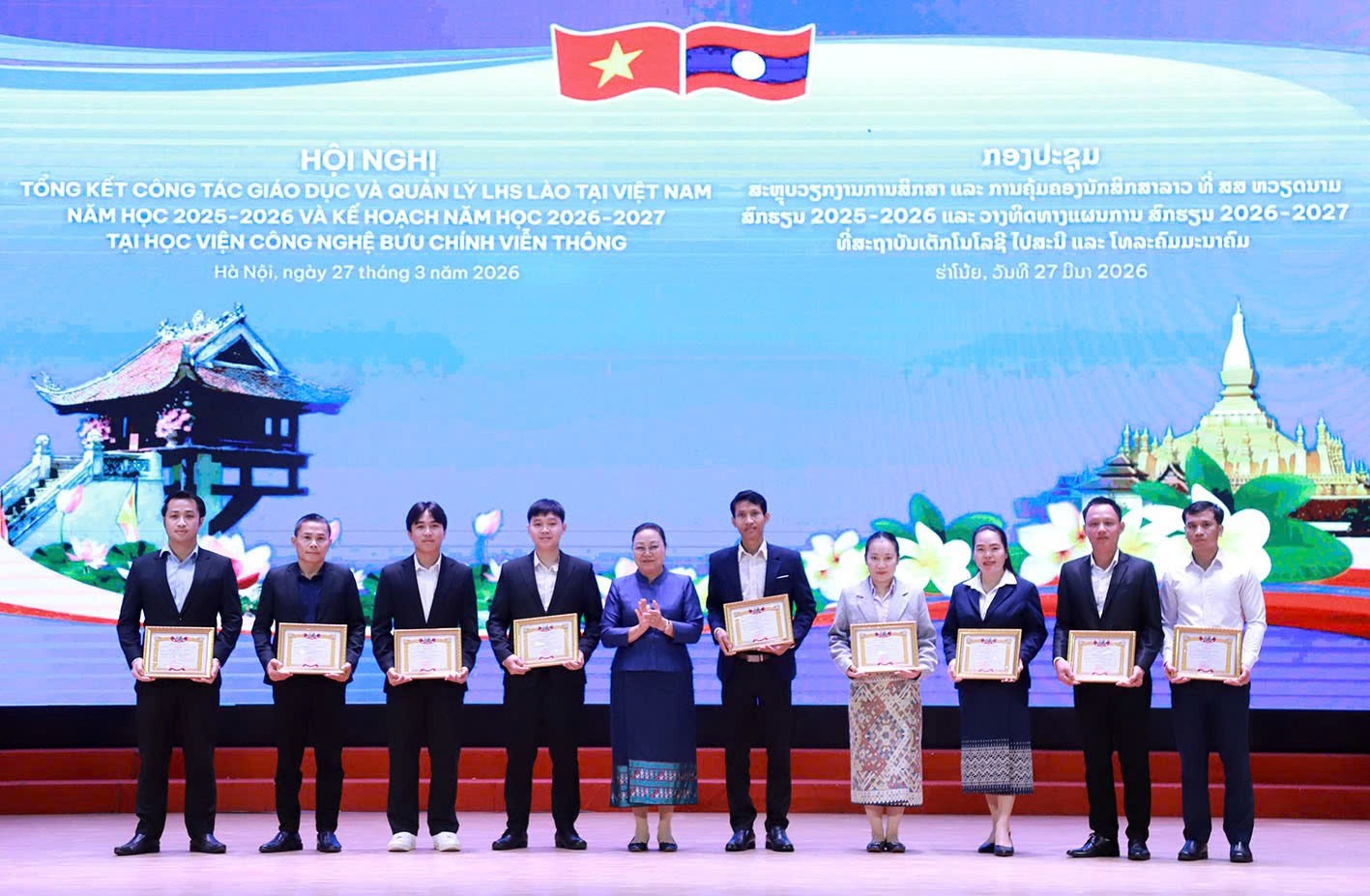 Đại sứ Lào tại Việt Nam Khamphao Ernthavanh trao Giấy khen cho các bạn lưu học sinh Lào có thành tích đặc biệt xuất sắc. (Ảnh: Đại sứ quán Lào tại Việt Nam)