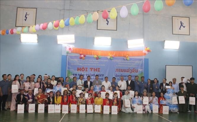 Đại biểu chụp ảnh kỷ niệm cùng học sinh tham gia Cuộc thi “Em yêu tiếng Việt” dành cho học sinh Lào và Việt Nam. Ảnh: Xuân Tú/PV TTXVN tại Lào Đại biểu chụp ảnh kỷ niệm cùng học sinh tham gia Cuộc thi “Em yêu tiếng Việt” dành cho học sinh Lào và Việt Nam. Ảnh: Xuân Tú/PV TTXVN tại Lào