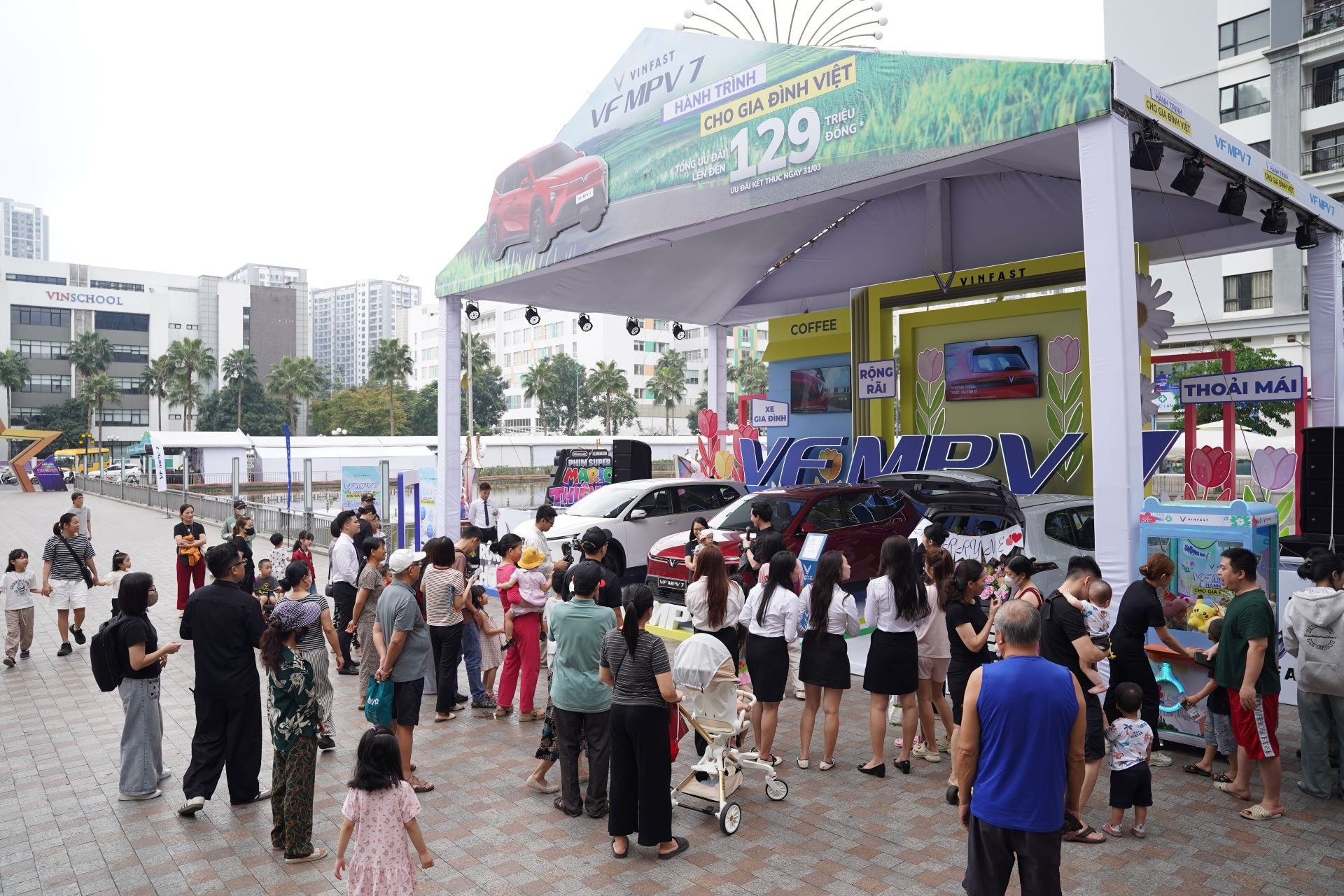 Khách hàng lái thử VF MPV 7: Xe chở đủ 7 người mà tăng tốc cực nhẹ, êm ái hơn hẳn xe xăng Khách hàng lái thử VF MPV 7: Xe chở đủ 7 người mà tăng tốc cực nhẹ, êm ái hơn hẳn xe xăng