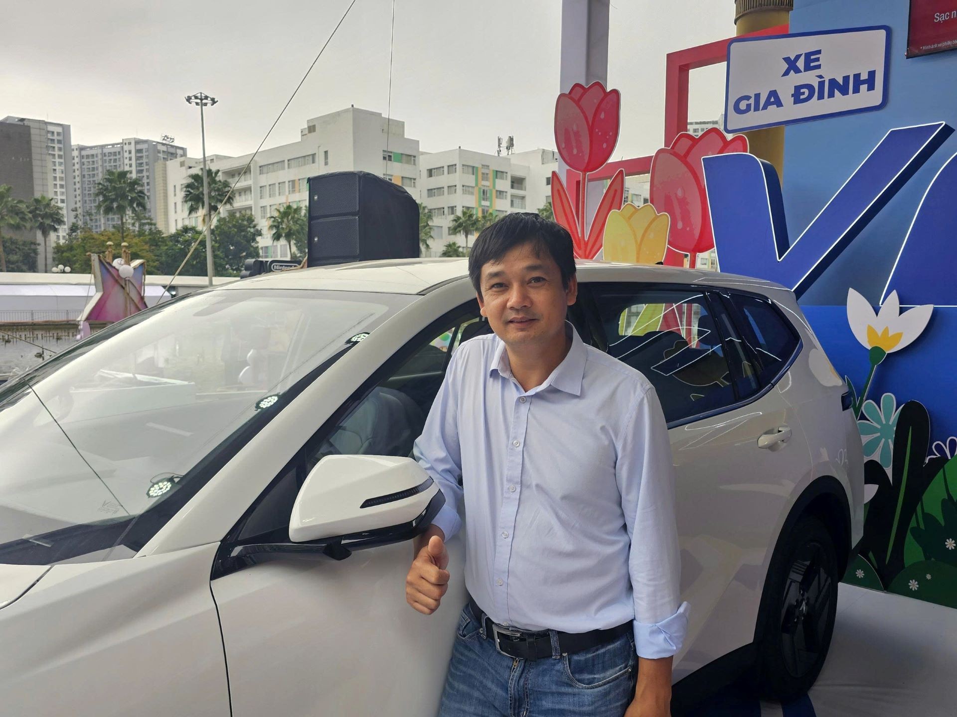 Khách hàng Bùi Xuân Huấn đánh giá cao khoang lái và khả năng vận hành mượt mà của MPV 7. Khách hàng Bùi Xuân Huấn đánh giá cao khoang lái và khả năng vận hành mượt mà của MPV 7.