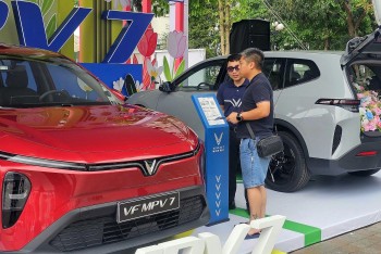 khach hang lai thu vf mpv 7 xe cho du 7 nguoi ma tang toc cuc nhe em ai hon han xe xang