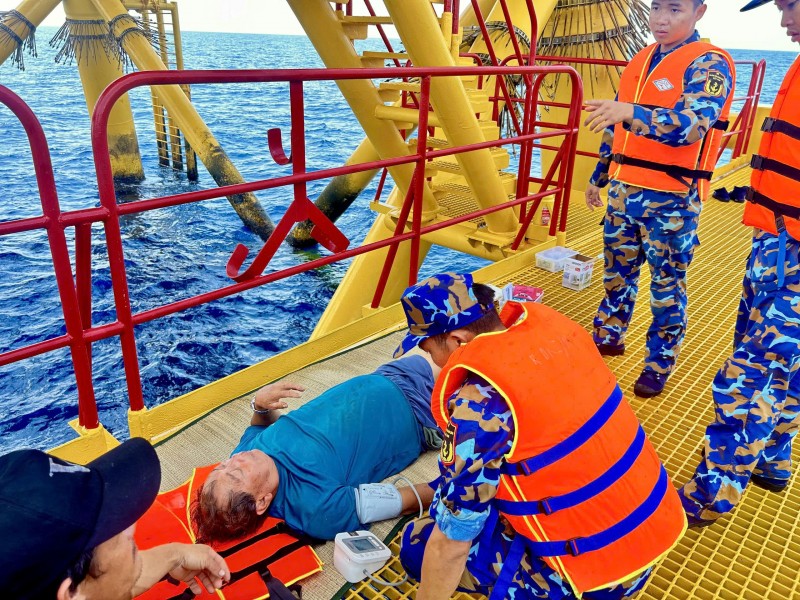 Nhà giàn DK1/11 hỗ trợ cấp cứu ngư dân bị nạn Nhà giàn DK1/11 hỗ trợ cấp cứu ngư dân bị nạn