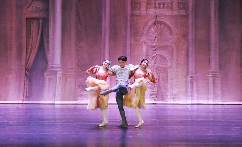 Một cảnh trong vở diễn balê “Romeo and Juliet”. (ẢNh: Báo Đà Nẵng.) Một cảnh trong vở diễn balê “Romeo and Juliet”. (ẢNh: Báo Đà Nẵng.)