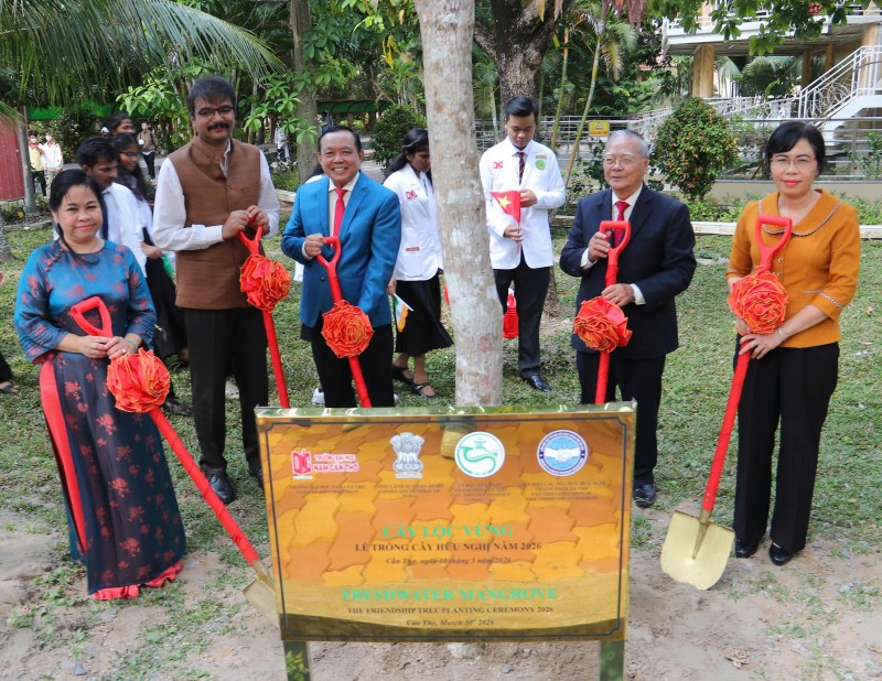 Trồng cây hữu nghị tại Cần Thơ