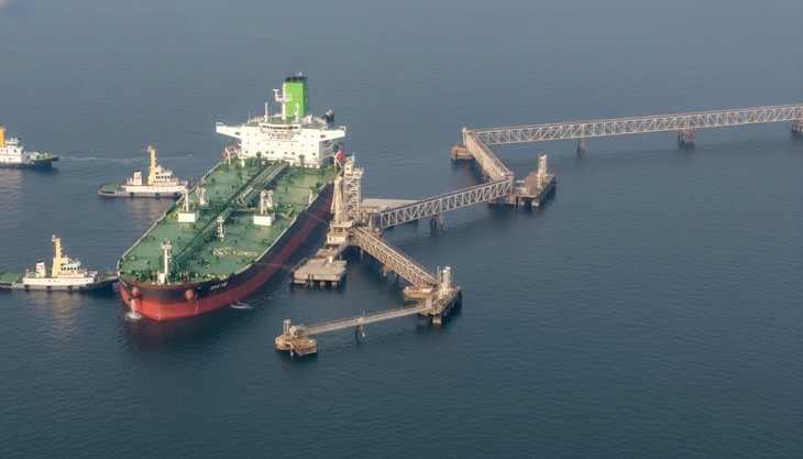 Lô dầu thô đầu tiên cập cảng tại một nhà máy lọc dầu ở tỉnh Ehima, Nhật Bản - Ảnh: NHK