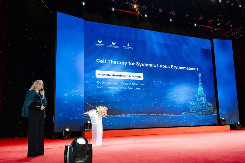 GS.TS.BS Michelle Hermiston mang đến hội nghị những kết quả mới nhất về nghiên cứu liệu pháp CAR-T điều trị bệnh tự miễn.