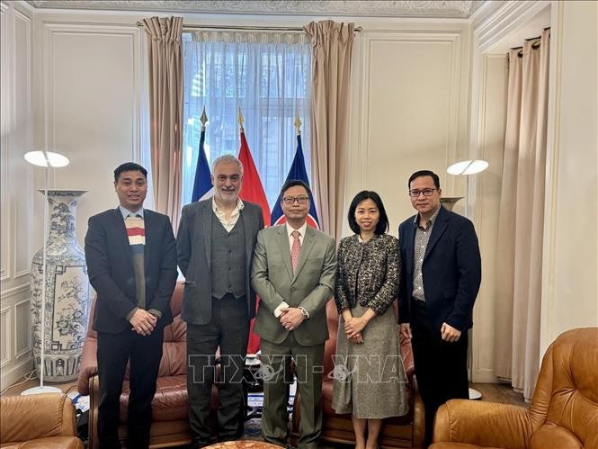 Đại sứ Việt Nam tại Pháp Trịnh Đức Hải và đồng chí Taylan Coskun, Ủy viên Bộ Chính trị Đảng Cộng sản Pháp (PCF), phụ trách quan hệ với Việt Nam tại buổi làm việc. Ảnh: TTXVN phát