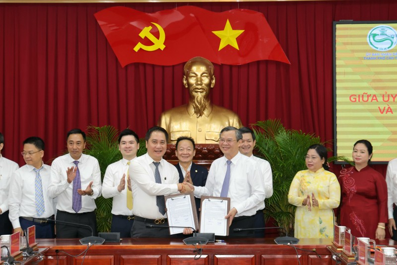 Lãnh đạo UBND thành phố Cần Thơ và lãnh đạo Tập đoàn T&T Group ký kết Thỏa thuận hợp tác 