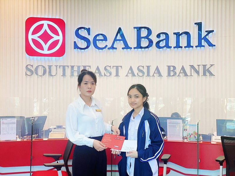 Ảnh 2: Em Thảo trong ngày nhận học bổng khởi nghiệp từ Quỹ SeADreams