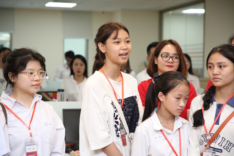 Ảnh 4: Em Nhi (thứ hai từ trái qua) gửi lời cảm ơn đến Quỹ SeADream khi lần đầu được đến Thủ đô và tham quan Hội sở SeABank