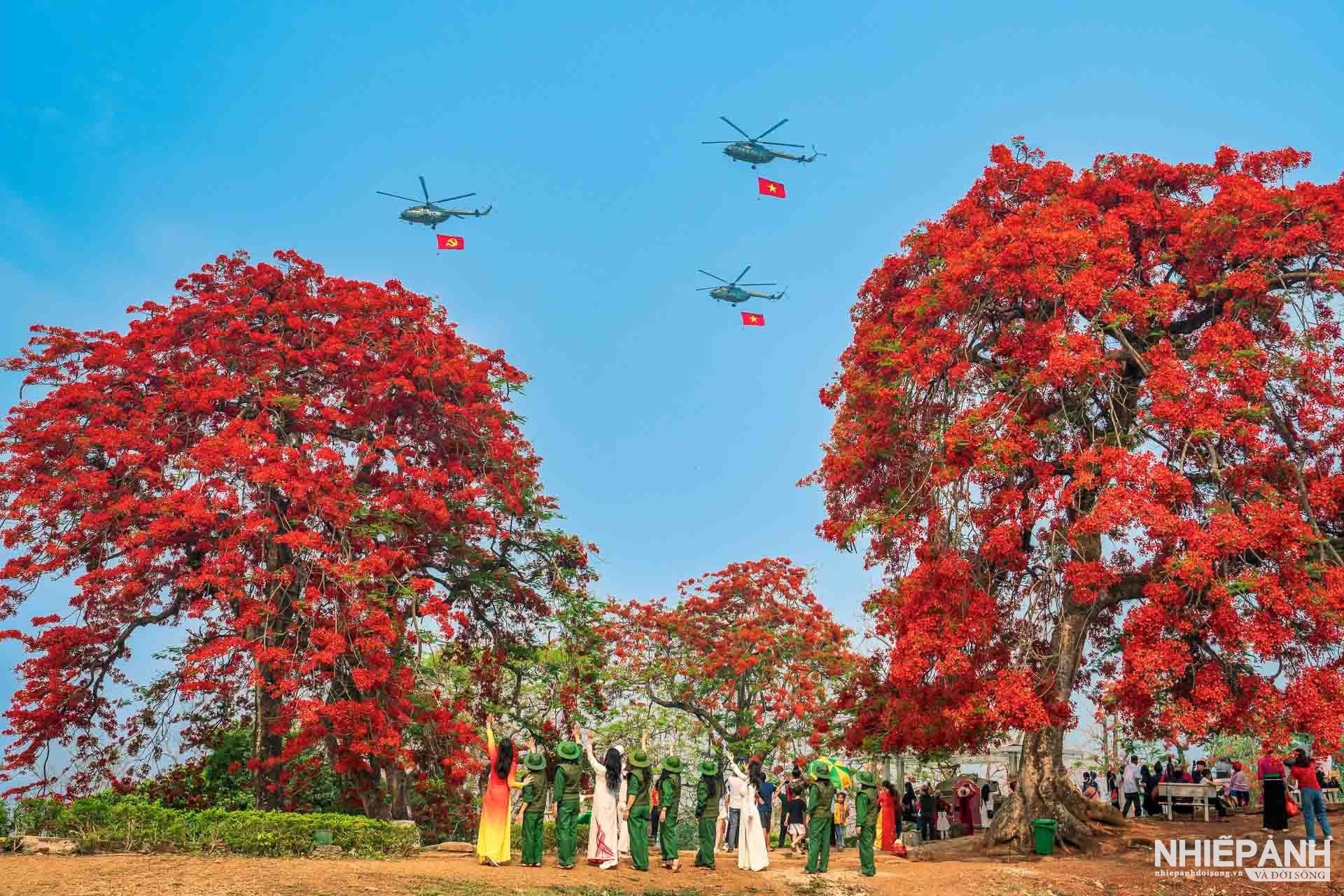 Người dân, khách du lịch chào đón trực thăng bay qua đồi A1 trong Lễ kỷ niệm 70 năm Chiến thắng Điện Biên Phủ của tác giả Vũ Minh Hiển (Hà Nội) đoạt huy chương vàng cuộc thi Tự hào một dải biên cương lần 3 năm 2024