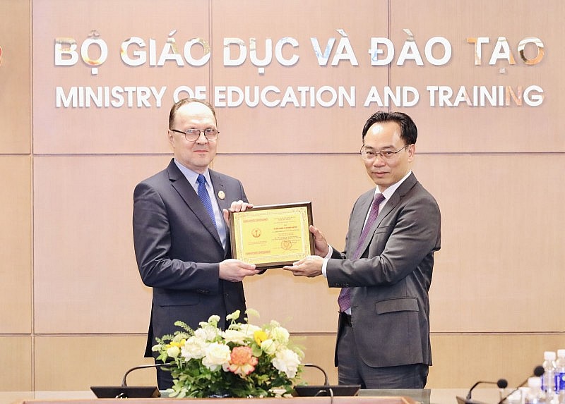 Đại sứ Nga tại Việt Nam nhận Kỷ niệm chương "Vì sự nghiệp Giáo dục"
