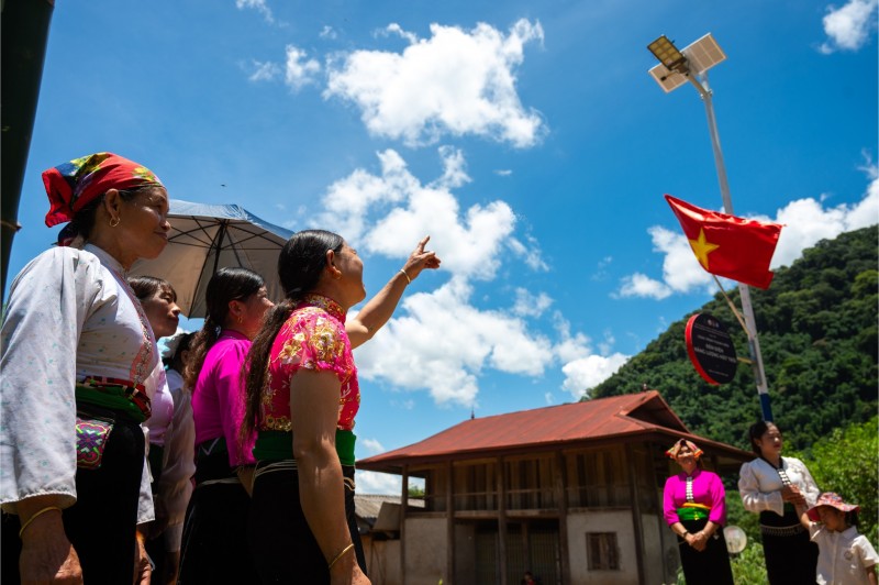 Trong ảnh là một đèn năng lượng mặt trời được tặng cho người dân tỉnh Sơn La, trong khuôn khổ chiến dịch Mùa hè Xanh 2025 do Quỹ đồng hành cùng Đoàn Thanh niên Đại học Quốc gia Hà Nội triển khai. Ảnh: QVTLX.