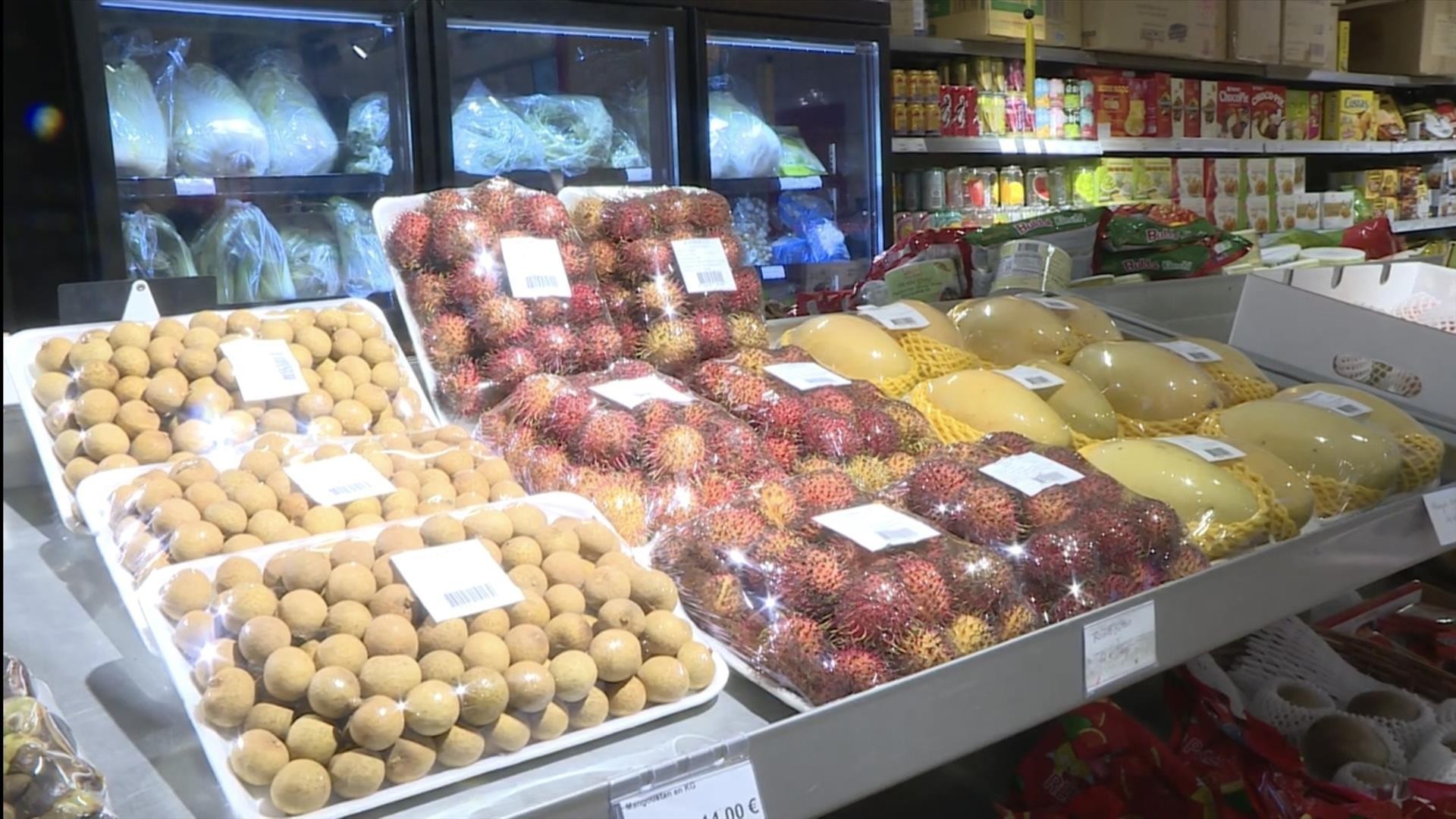 Hoa quả tươi Việt Nam được bày bán tại siêu thị ở Pháp. (Ảnh: TTXVN)