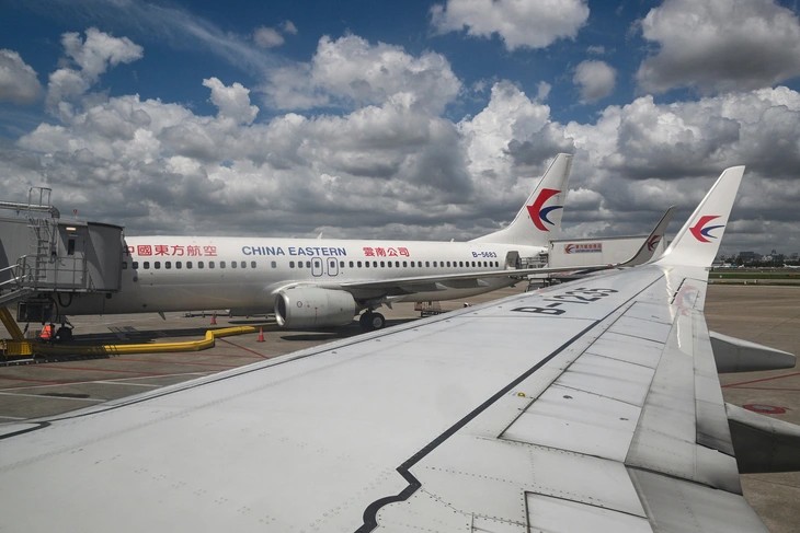 Máy bay Boeing 737-800 của Hãng China Eastern Airlines đỗ tại sân bay quốc tế Hồng Kiều (Thượng Hải, Trung Quốc) ngày 22-7-2025 - Ảnh minh họa: AFP