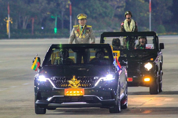 Thống tướng Min Aung Hlaing tham gia lễ duyệt binh kỷ niệm Ngày Lực lượng vũ trang lần thứ 81 tại Naypyidaw, Myanmar ngày 27-3 - Ảnh: REUTERS