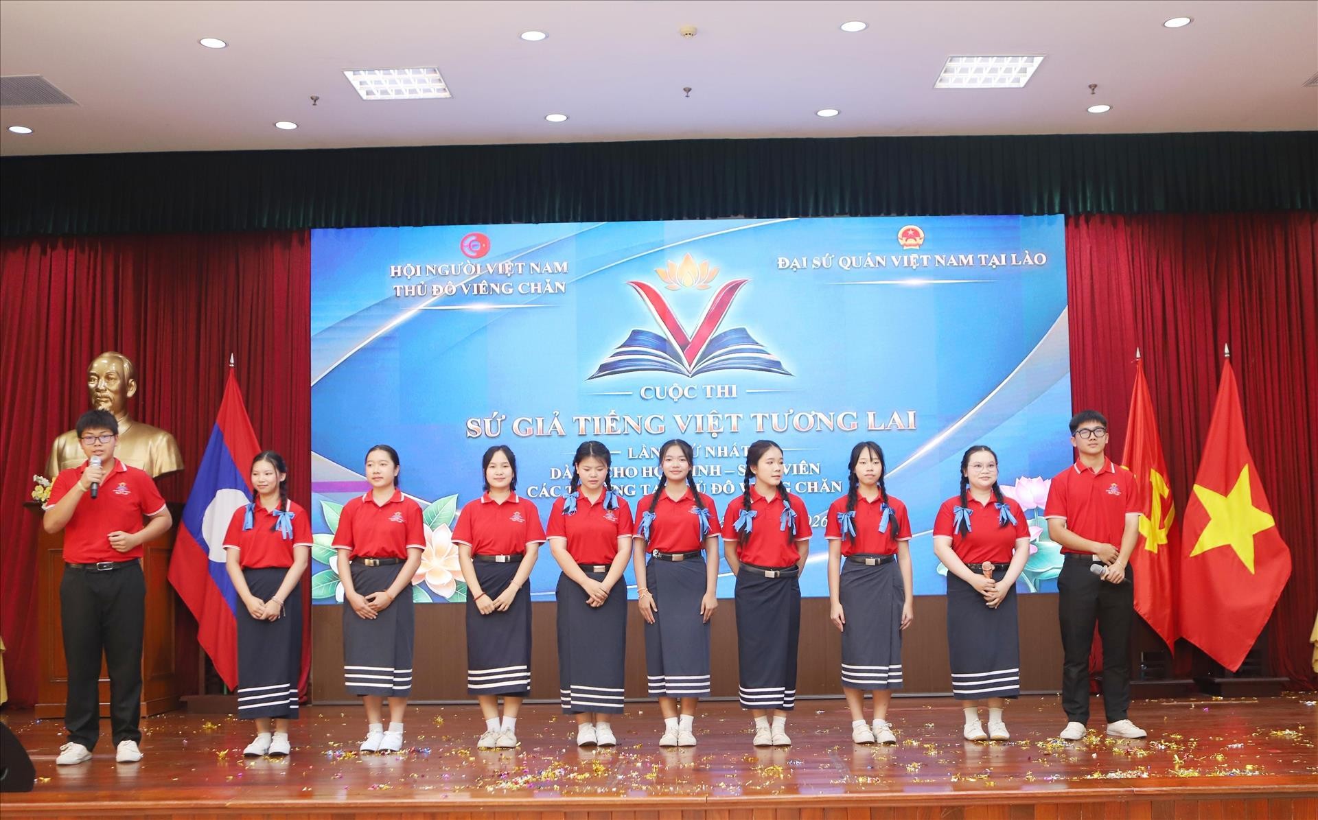 Học sinh Đội thi Trường Năng khiếu Đại học quốc gia Lào giới thiệu ra mắt bằng tiếng Việt tại cuộc thi. Học sinh Đội thi Trường Năng khiếu Đại học quốc gia Lào giới thiệu ra mắt bằng tiếng Việt tại cuộc thi.