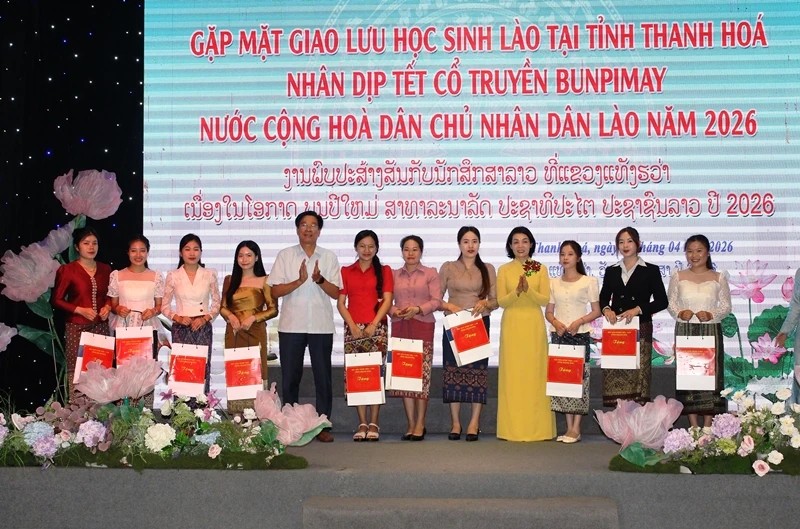 Phó Chủ tịch Thường trực Ủy ban MTTQ tỉnh, Chủ tịch Hội Hữu nghị Việt - Lào tỉnh Thanh Hóa Đỗ Thị Toán trao quà cho các lưu học sinh Lào đang học tập tại các trường trên địa bàn tỉnh. (Ảnh: Báo và Phát thanh, Truyền hình Thanh Hoá)