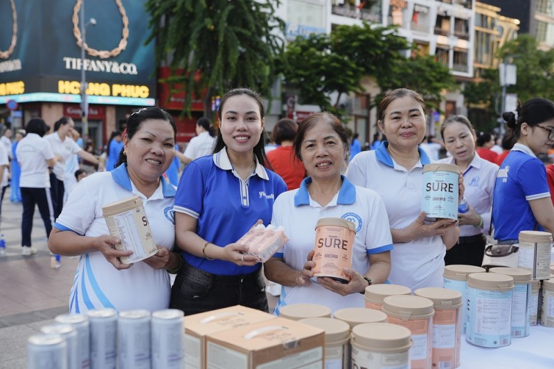 Các sản phẩm Vinamilk Sure thu hút sự quan tâm đặc biệt của nhóm khách hàng trung - cao tuổi - Ảnh: VN  Các sản phẩm Vinamilk Sure thu hút sự quan tâm đặc biệt của nhóm khách hàng trung - cao tuổi - Ảnh: VN